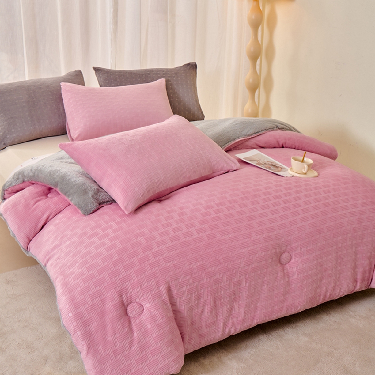 91家纺网 家纺一手货源 找家纺 栩裕纺织 2025新款华夫格牛奶绒北极绒冬被被子被芯 粉色