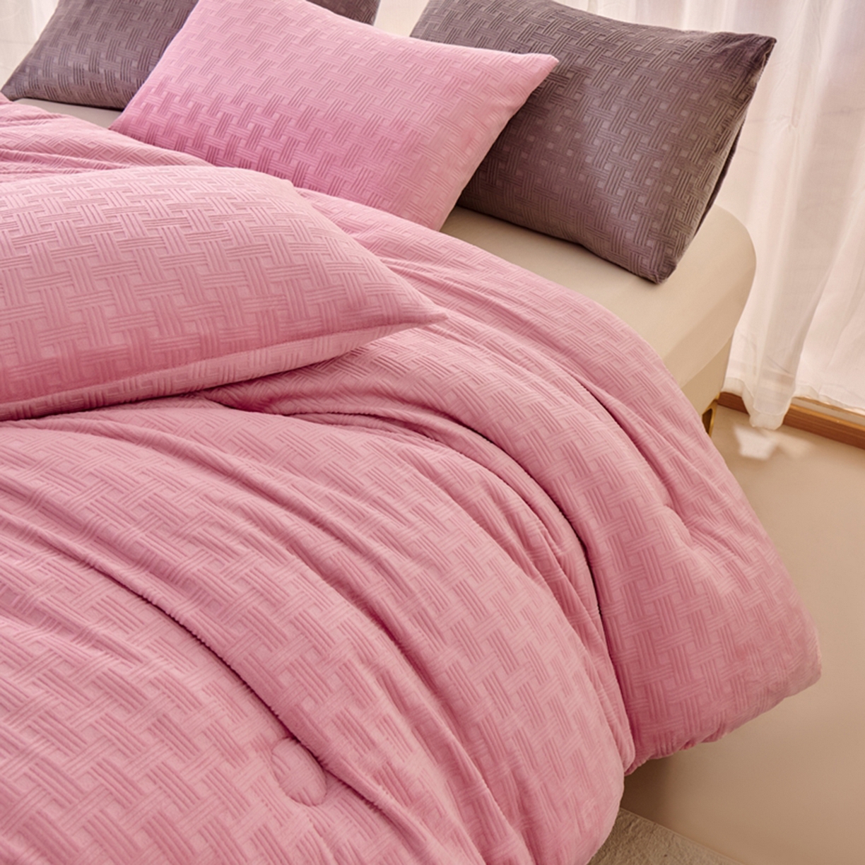 91家纺网 家纺一手货源 找家纺 栩裕纺织 2025新款华夫格牛奶绒北极绒冬被被子被芯 粉色