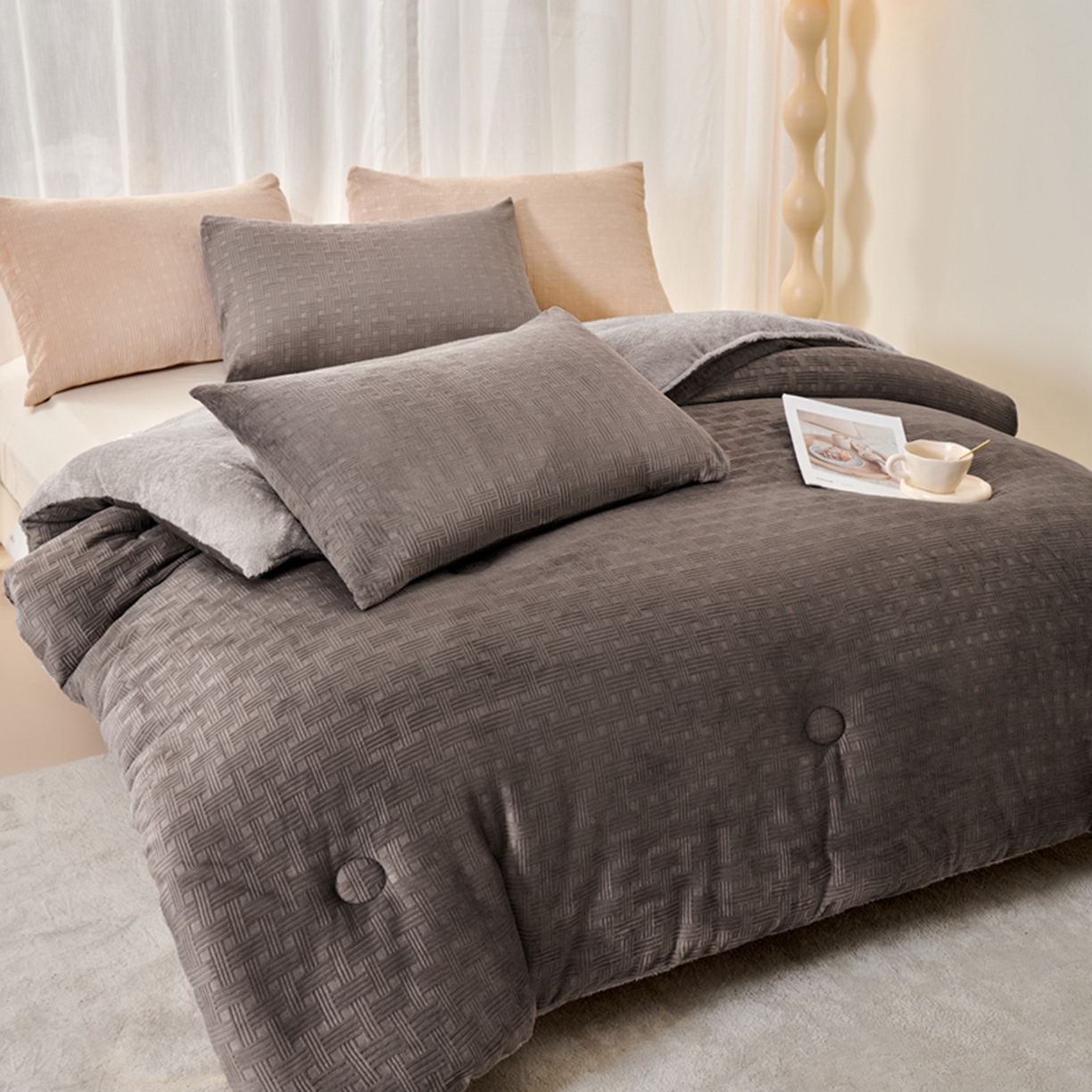 91家纺网 家纺一手货源 找家纺 栩裕纺织 2025新款华夫格牛奶绒北极绒冬被被子被芯 灰色