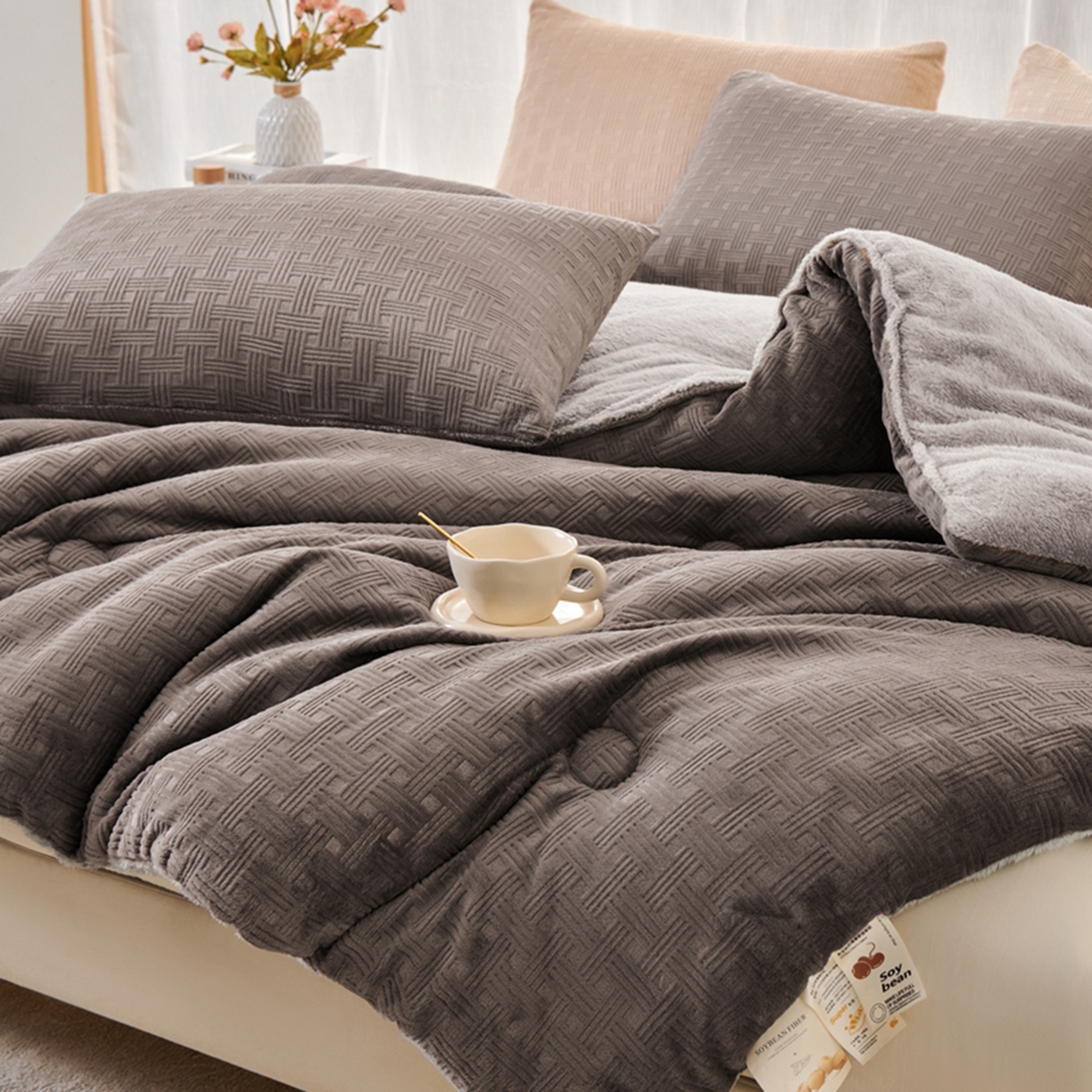 91家纺网 家纺一手货源 找家纺 栩裕纺织 2025新款华夫格牛奶绒北极绒冬被被子被芯 灰色