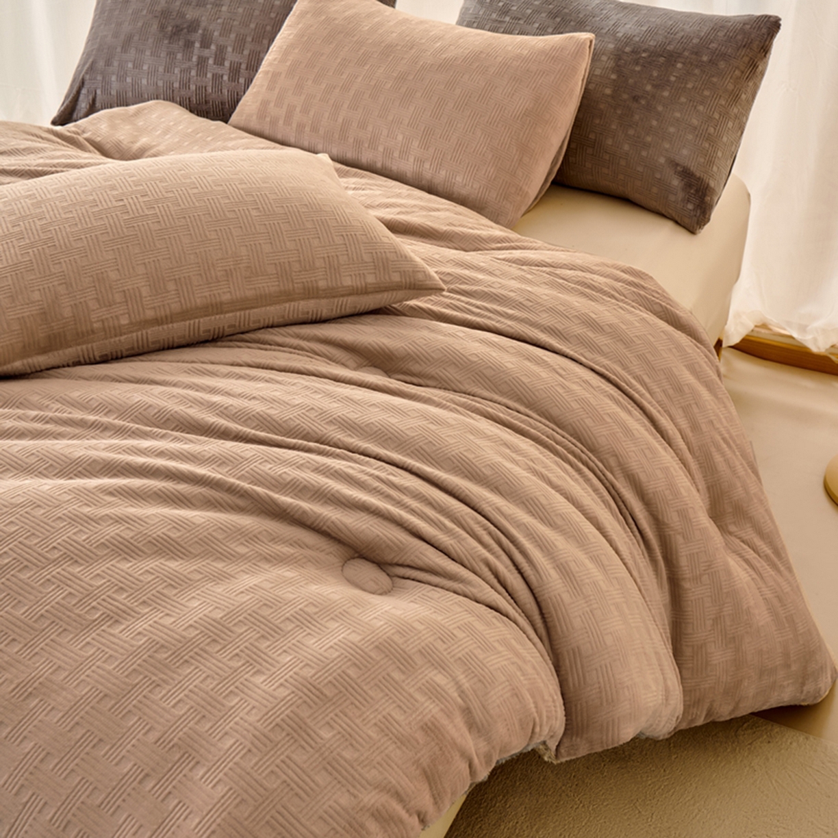 91家纺网 家纺一手货源 找家纺 栩裕纺织 2026新款华夫格牛奶绒北极绒冬被被子被芯 棕色