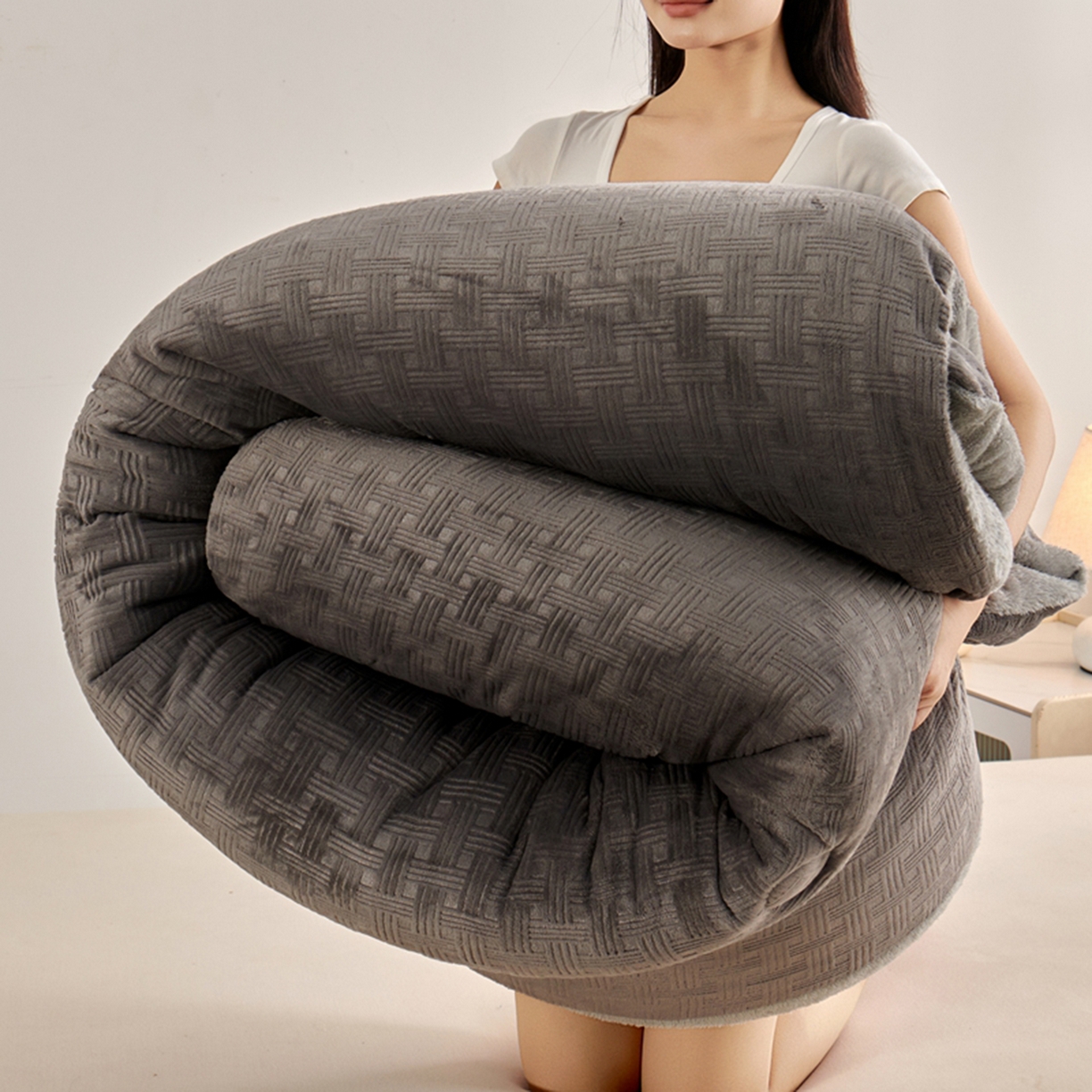 91家纺网 家纺一手货源 找家纺 栩裕纺织 2025新款华夫格牛奶绒北极绒冬被被子被芯 灰色