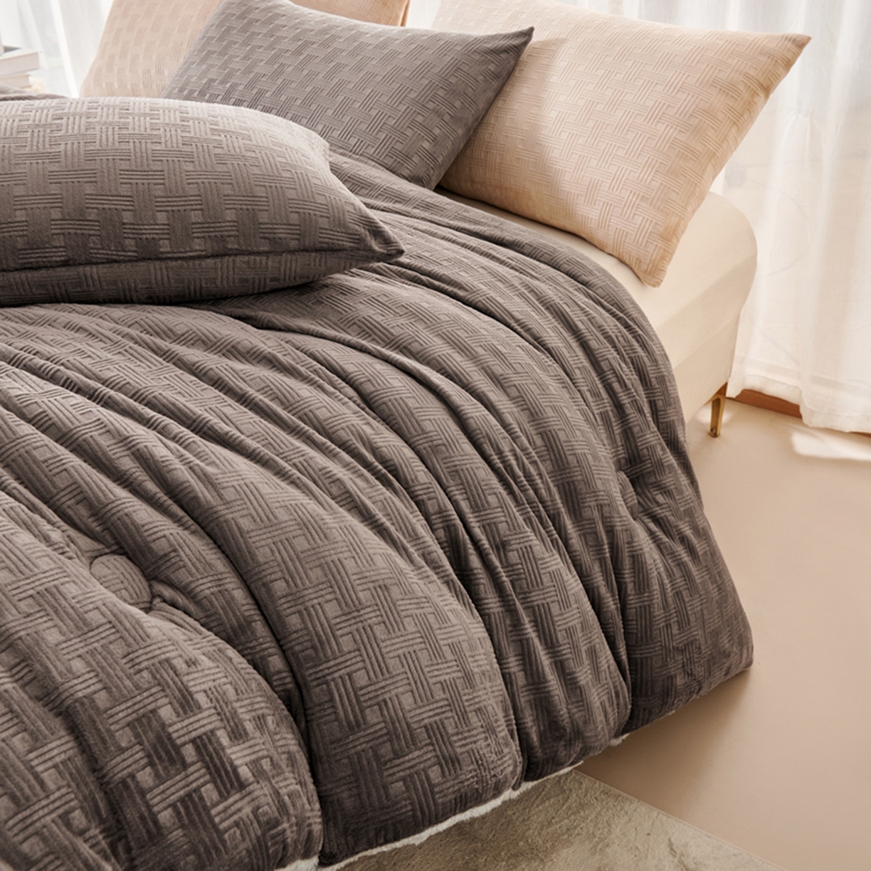 91家纺网 家纺一手货源 找家纺 栩裕纺织 2025新款华夫格牛奶绒北极绒冬被被子被芯 灰色