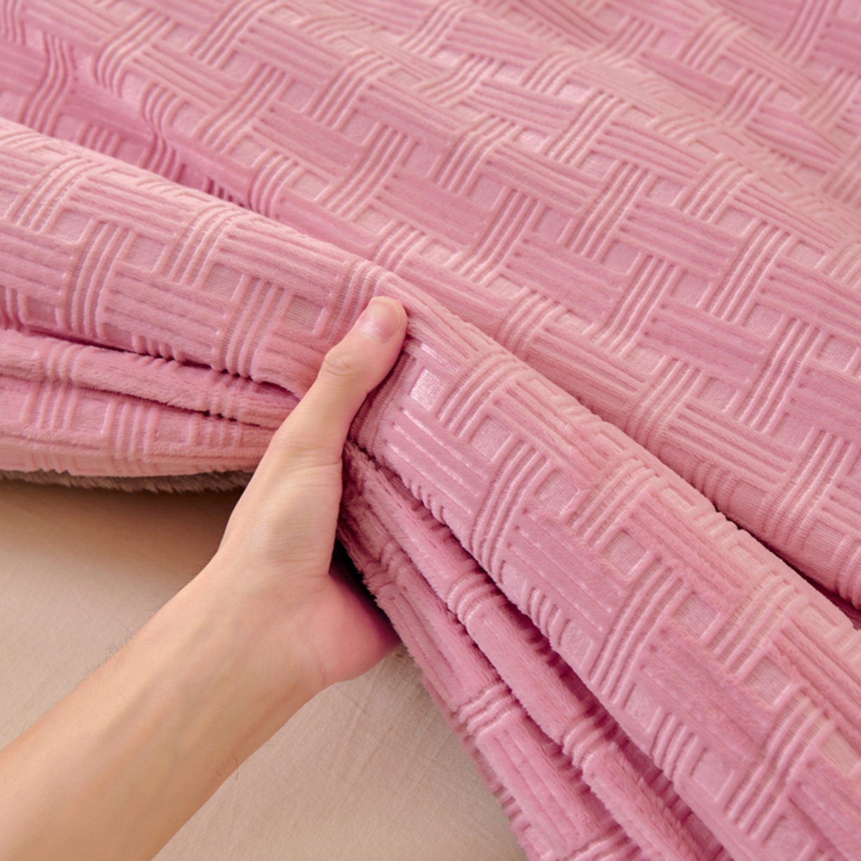 91家纺网 家纺一手货源 找家纺 栩裕纺织 2025新款华夫格牛奶绒北极绒冬被被子被芯 粉色