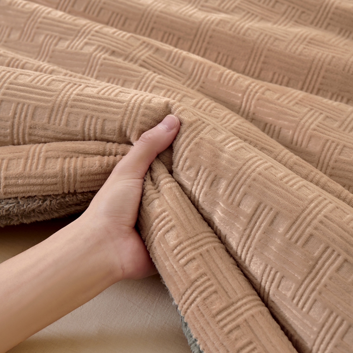 91家纺网 家纺一手货源 找家纺 栩裕纺织 2026新款华夫格牛奶绒北极绒冬被被子被芯 棕色