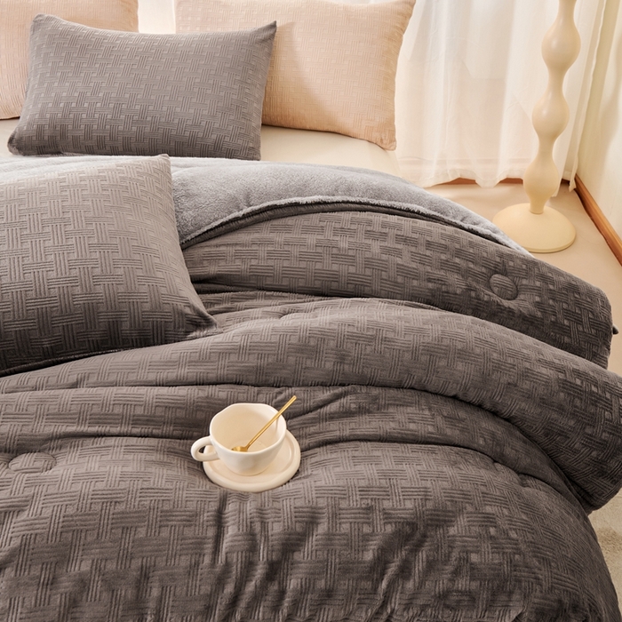 91家纺网 家纺一手货源 找家纺 栩裕纺织 2025新款华夫格牛奶绒北极绒冬被被子被芯 灰色