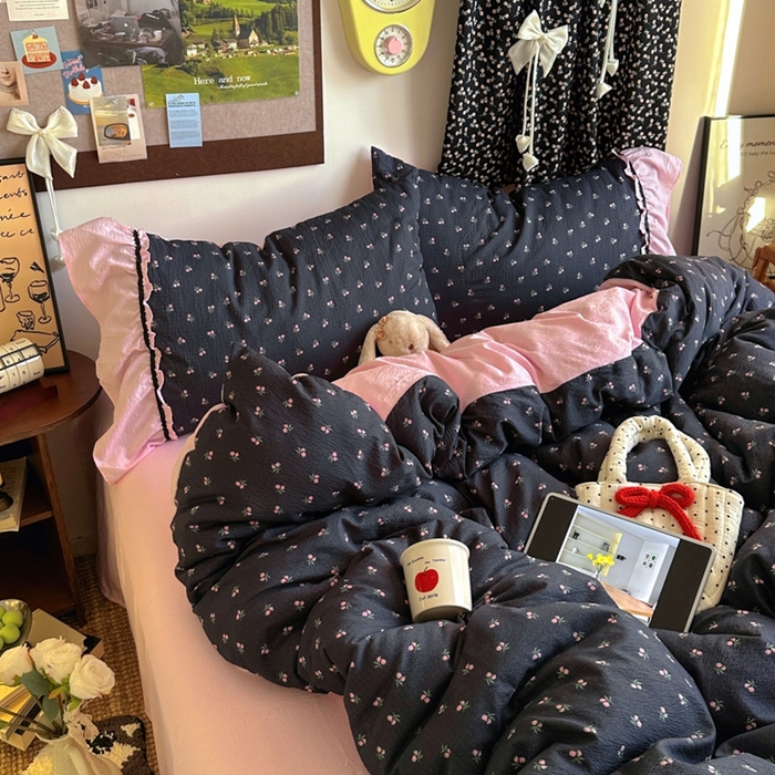 91家纺网 家纺一手货源 找家纺 阿曼达 2025新款韩系法式慵懒氛围感印花泡芙花边四件套（专版花型） 樱花泡芙-宅妹粉