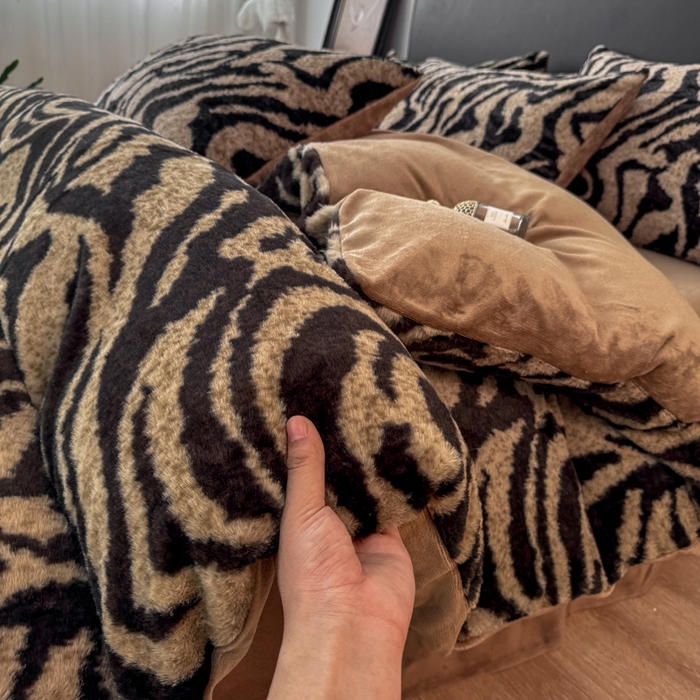 91家纺网 家纺一手货源 找家纺 乐窝家纺仓储 2025新款加厚保暖兔毛绒牛奶绒单品枕套单件枕头套-美拉德系列 虎纹