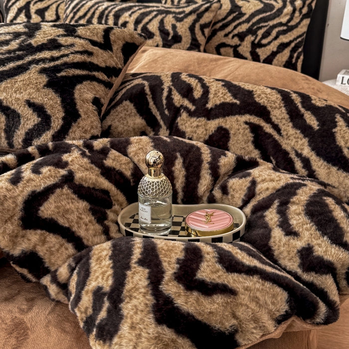 91家纺网 家纺一手货源 找家纺 乐窝家纺仓储 2025新款加厚保暖兔毛绒牛奶绒单品枕套单件枕头套-美拉德系列 虎纹