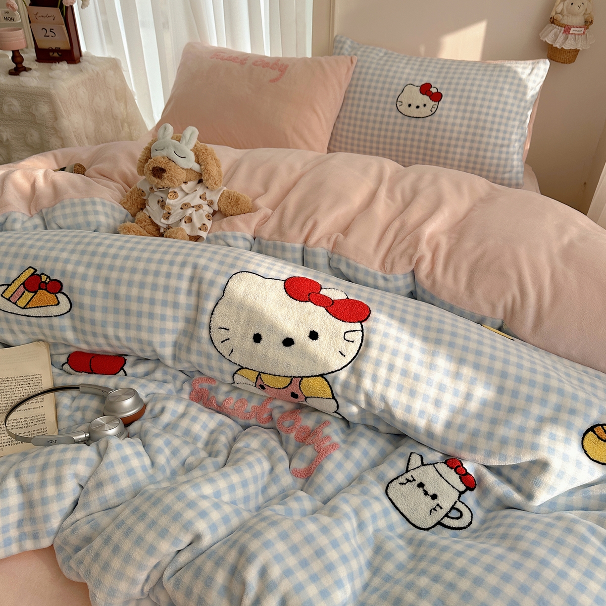 91家纺网 家纺一手货源 找家纺 韩都家居 2025新款ins毛巾绣猫咪系列加厚牛奶绒四件套 贪吃的猫