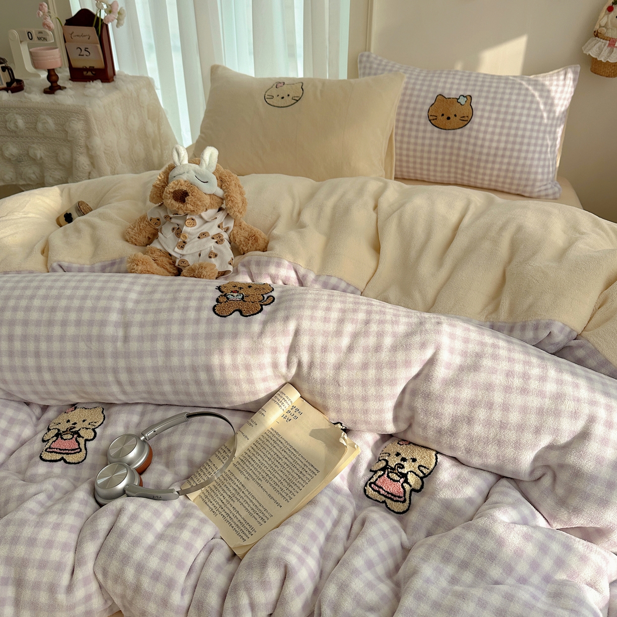 91家纺网 家纺一手货源 找家纺 韩都家居 2025新款ins毛巾绣猫咪系列加厚牛奶绒四件套 猫咪茶会