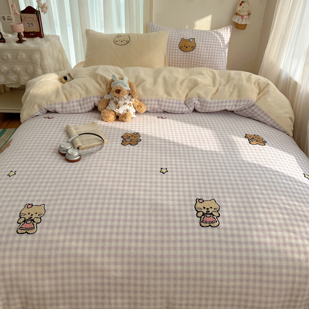 91家纺网 家纺一手货源 找家纺 韩都家居 2025新款ins毛巾绣猫咪系列加厚牛奶绒四件套 猫咪茶会