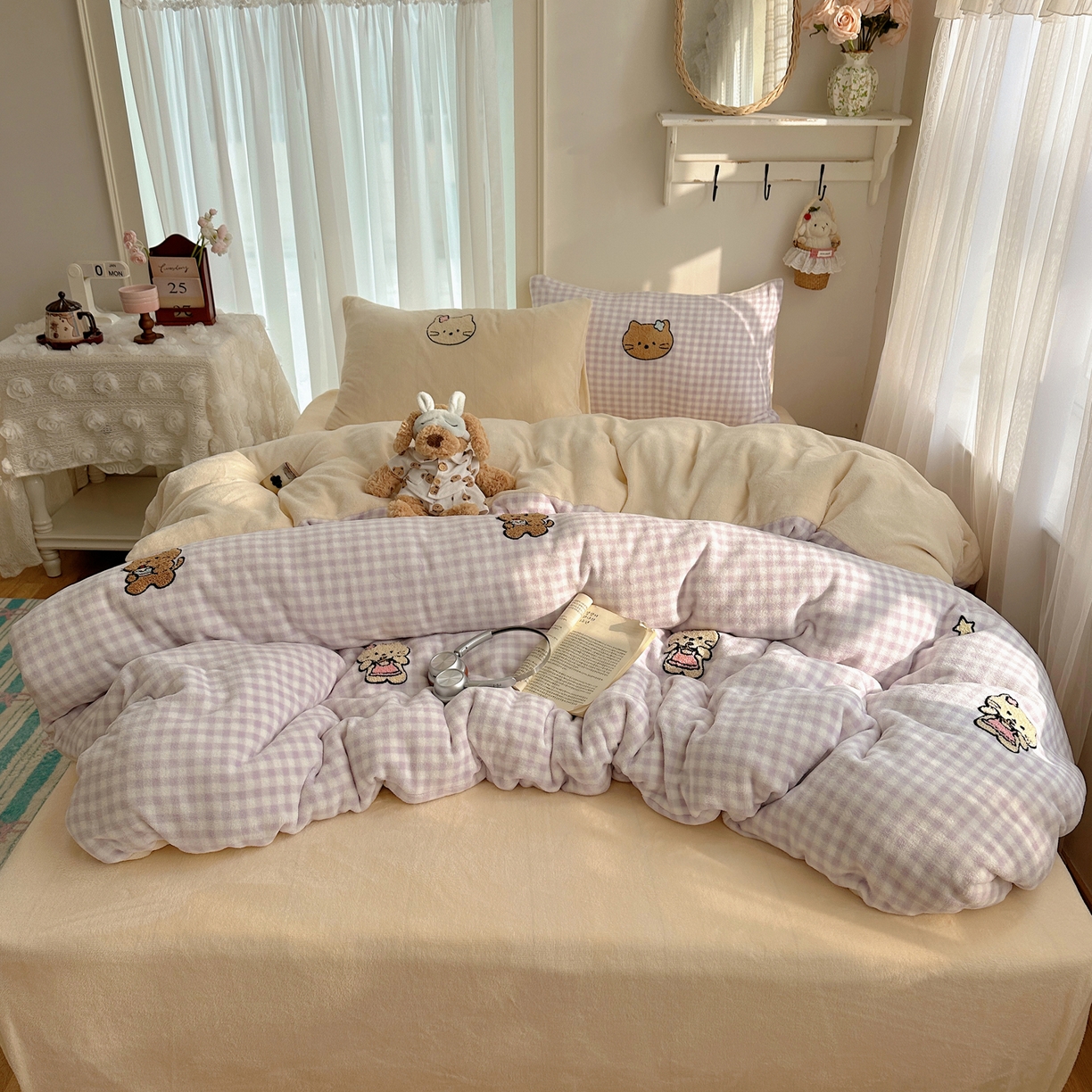 91家纺网 家纺一手货源 找家纺 韩都家居 2025新款ins毛巾绣猫咪系列加厚牛奶绒四件套 猫咪茶会