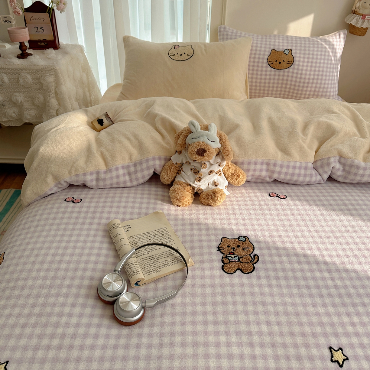 91家纺网 家纺一手货源 找家纺 韩都家居 2025新款ins毛巾绣猫咪系列加厚牛奶绒四件套 猫咪茶会