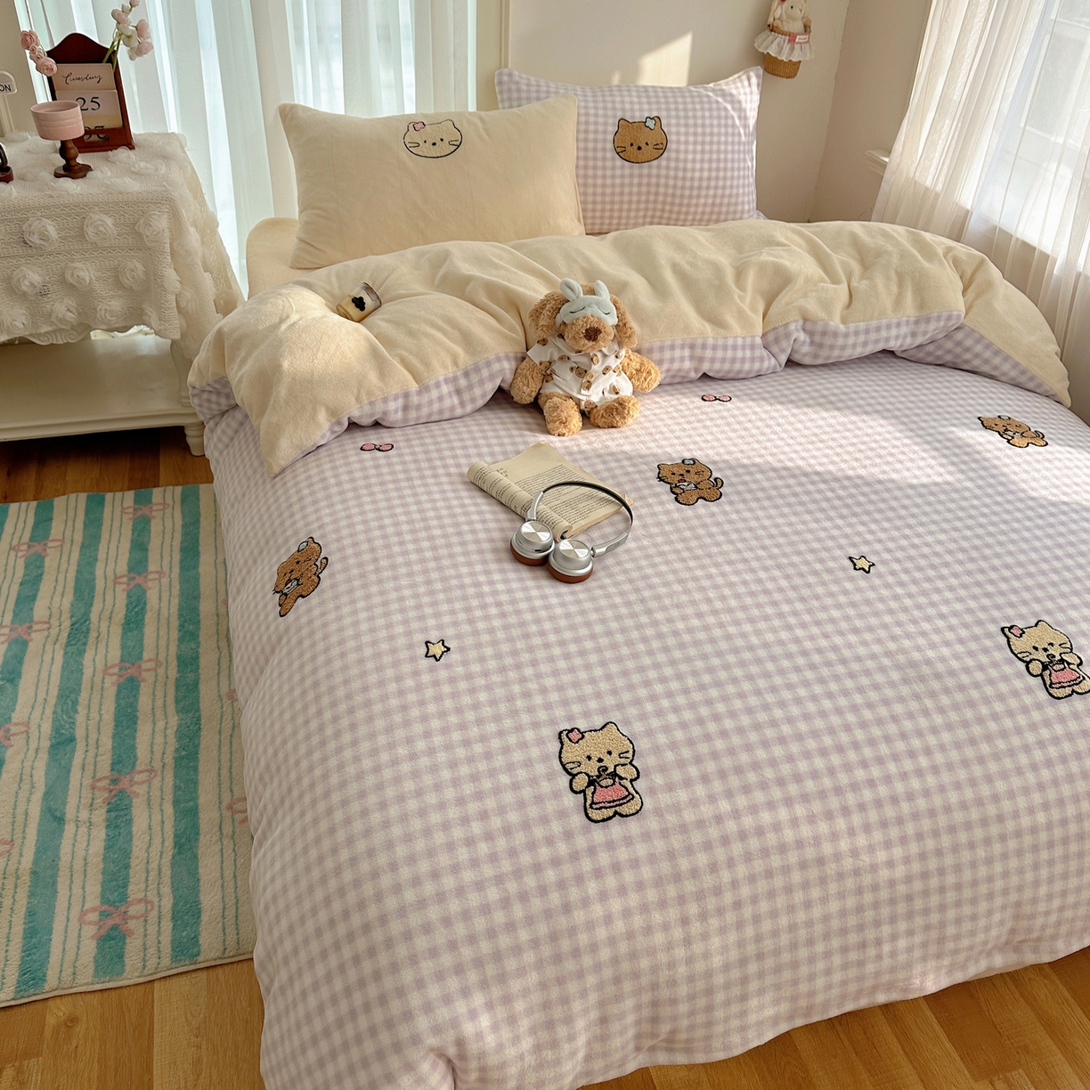 91家纺网 家纺一手货源 找家纺 韩都家居 2025新款ins毛巾绣猫咪系列加厚牛奶绒四件套 猫咪茶会