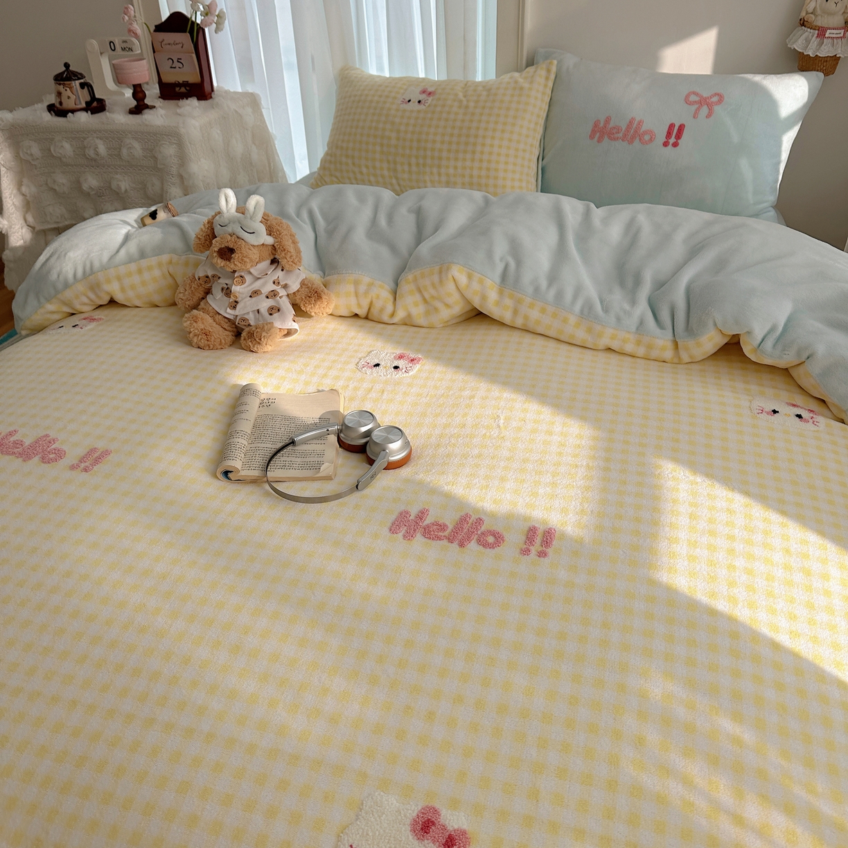 91家纺网 家纺一手货源 找家纺 韩都家居 2025新款ins毛巾绣猫咪系列加厚牛奶绒四件套 哈喽猫咪