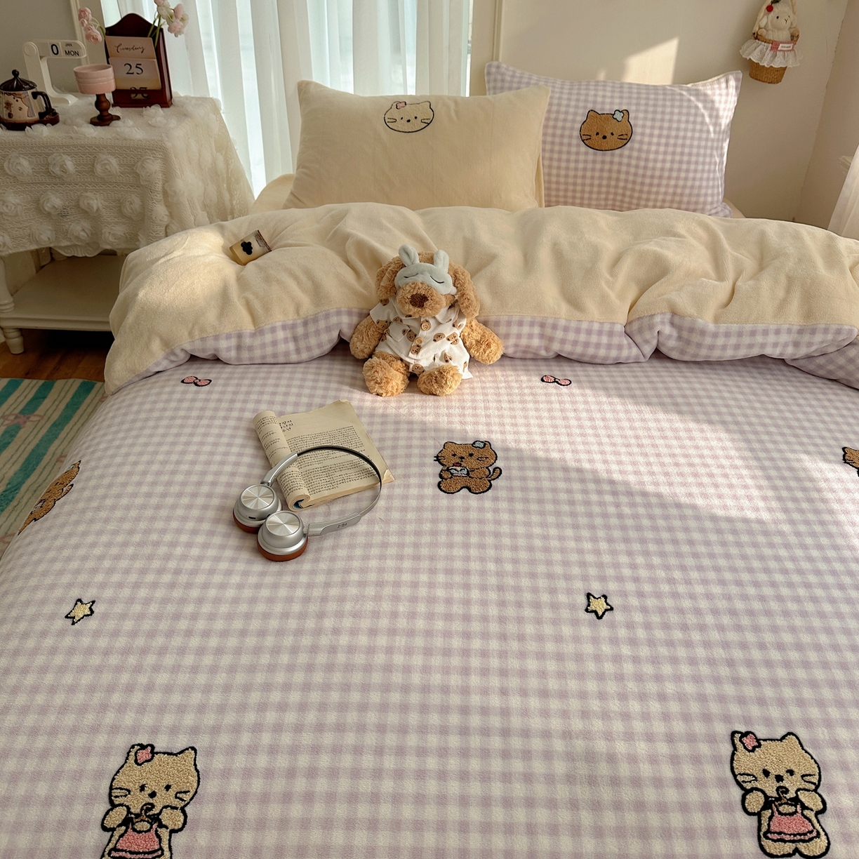 91家纺网 家纺一手货源 找家纺 韩都家居 2025新款ins毛巾绣猫咪系列加厚牛奶绒四件套 猫咪茶会