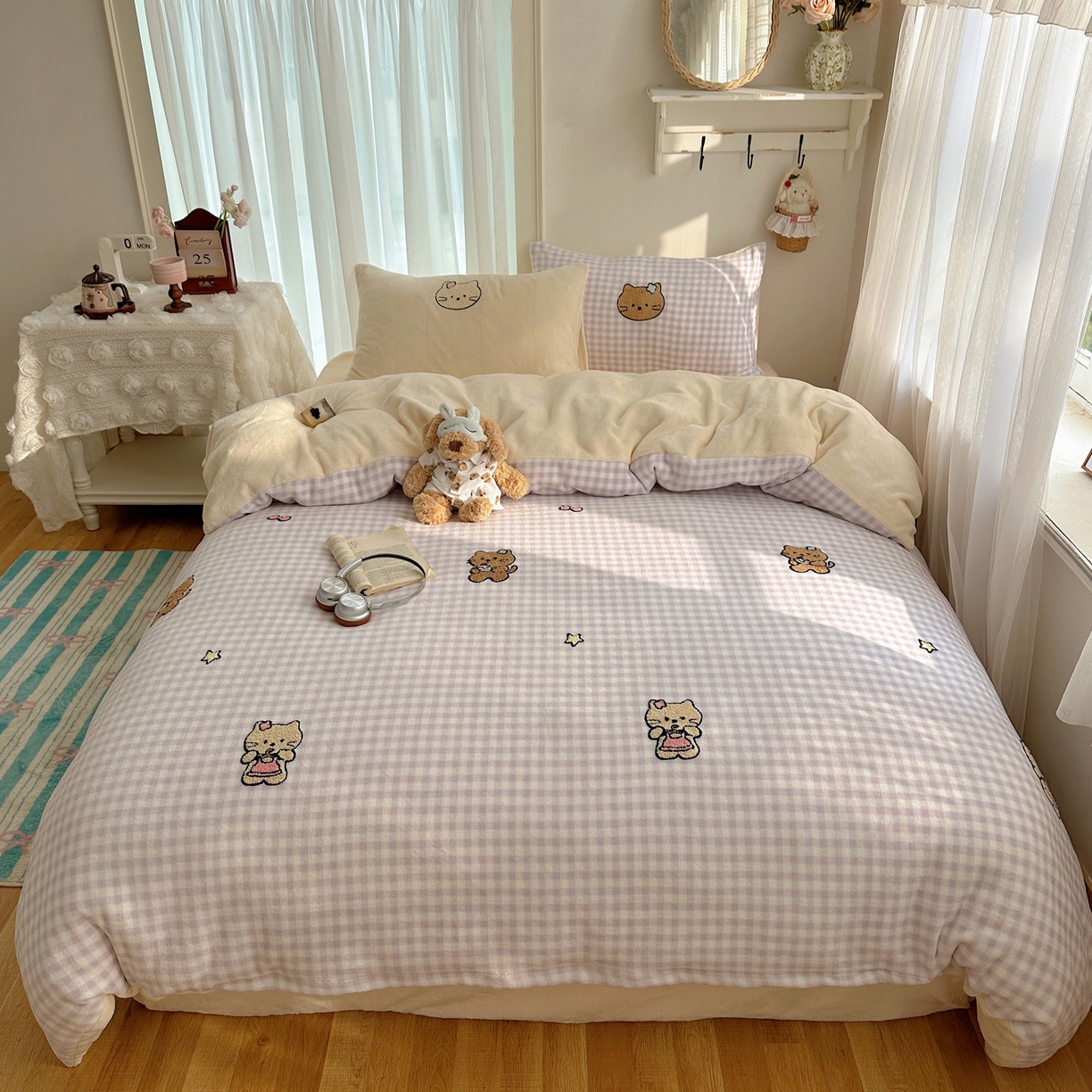 91家纺网 家纺一手货源 找家纺 韩都家居 2025新款ins毛巾绣猫咪系列加厚牛奶绒四件套 猫咪茶会