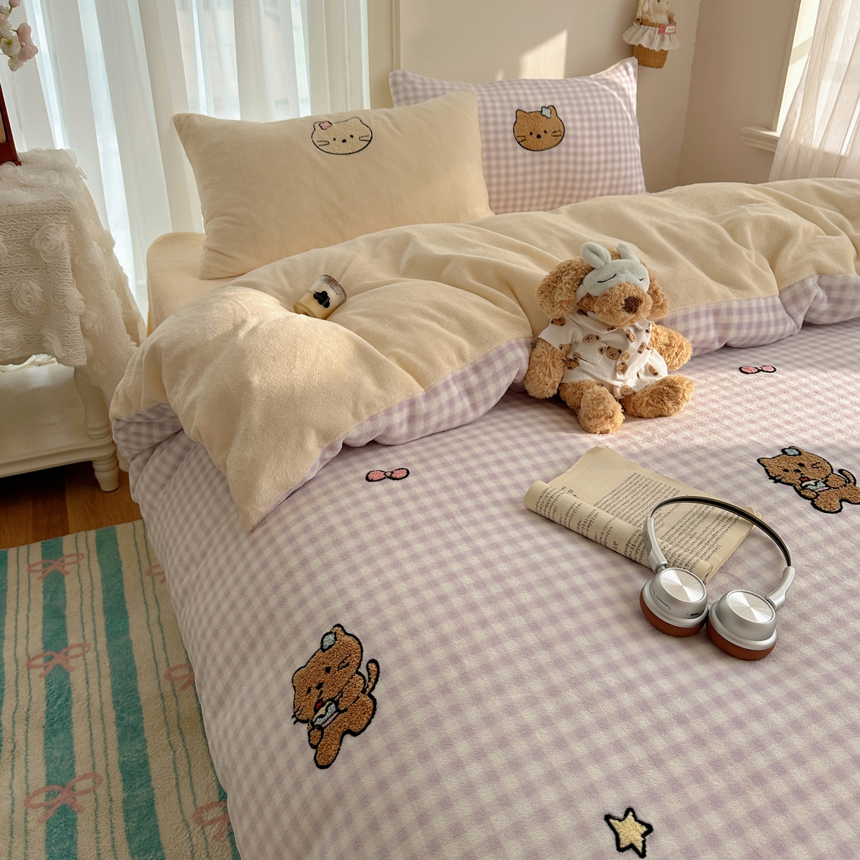 91家纺网 家纺一手货源 找家纺 韩都家居 2025新款ins毛巾绣猫咪系列加厚牛奶绒四件套 猫咪茶会