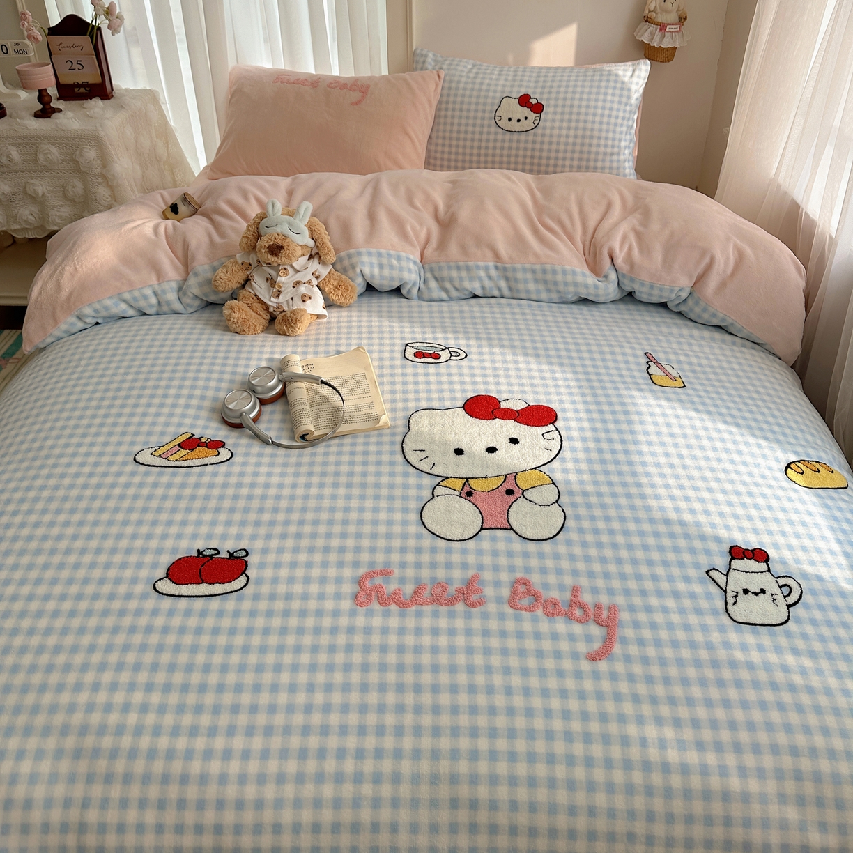 91家纺网 家纺一手货源 找家纺 韩都家居 2025新款ins毛巾绣猫咪系列加厚牛奶绒四件套 贪吃的猫