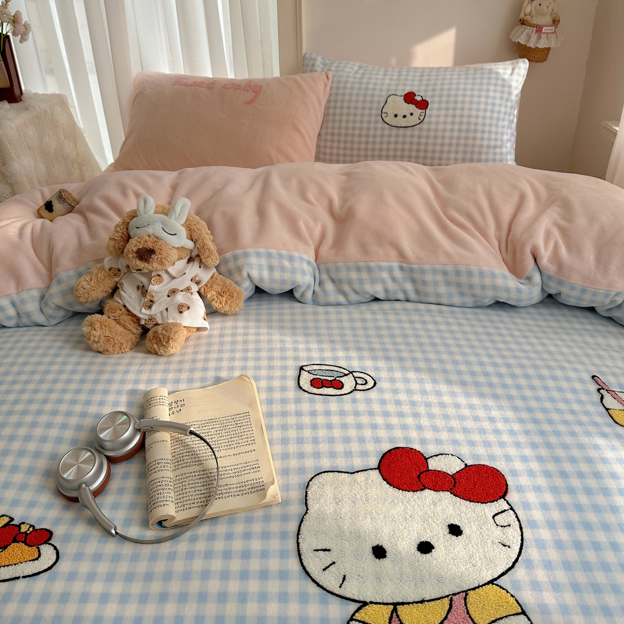 91家纺网 家纺一手货源 找家纺 韩都家居 2025新款ins毛巾绣猫咪系列加厚牛奶绒四件套 贪吃的猫