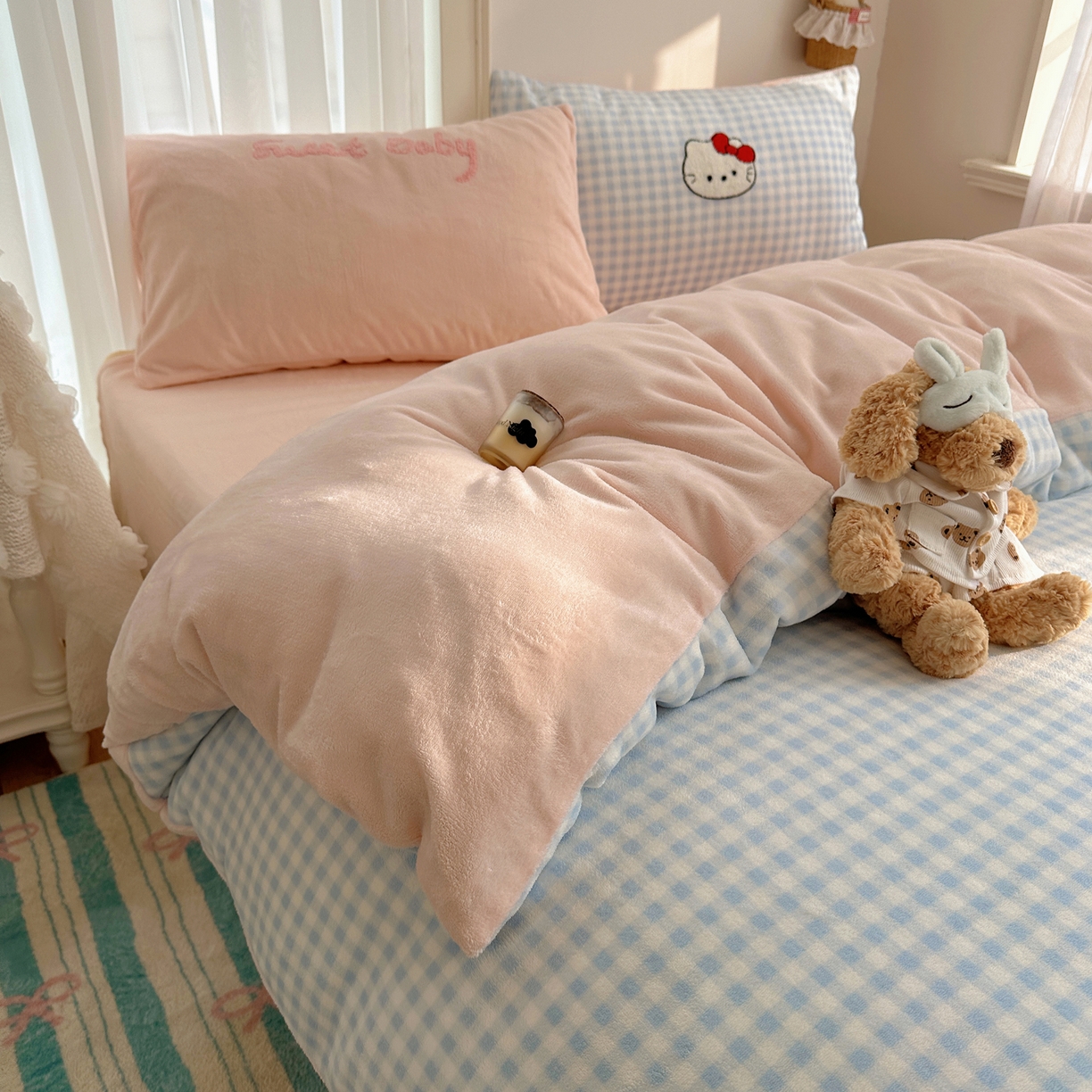 91家纺网 家纺一手货源 找家纺 韩都家居 2025新款ins毛巾绣猫咪系列加厚牛奶绒四件套 贪吃的猫