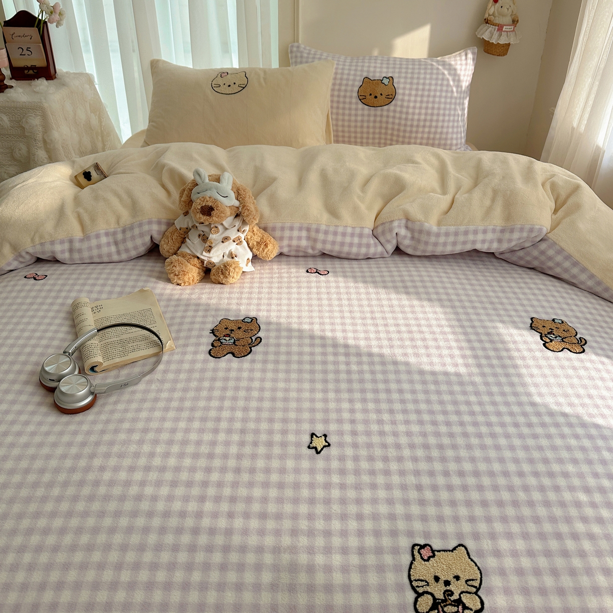 91家纺网 家纺一手货源 找家纺 韩都家居 2025新款ins毛巾绣猫咪系列加厚牛奶绒四件套 猫咪茶会