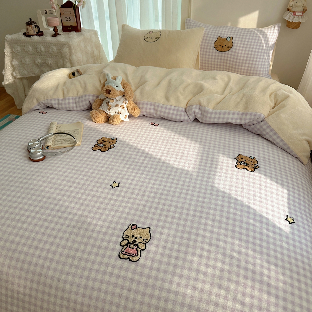 91家纺网 家纺一手货源 找家纺 韩都家居 2025新款ins毛巾绣猫咪系列加厚牛奶绒四件套 猫咪茶会