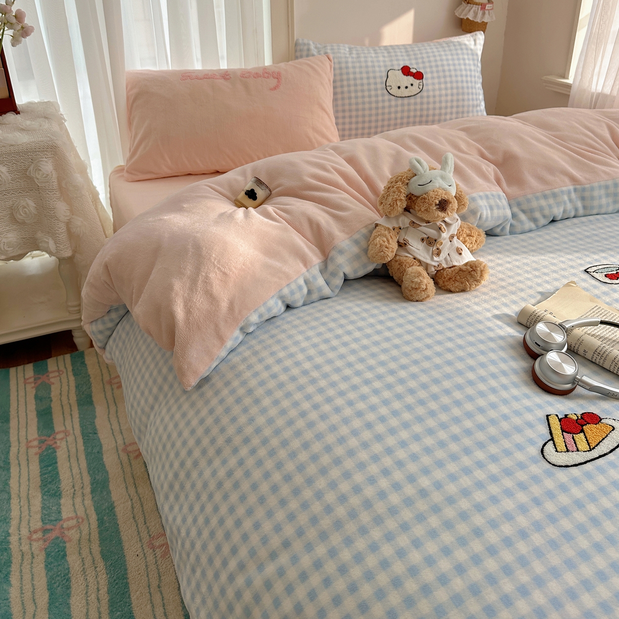 91家纺网 家纺一手货源 找家纺 韩都家居 2025新款ins毛巾绣猫咪系列加厚牛奶绒四件套 贪吃的猫