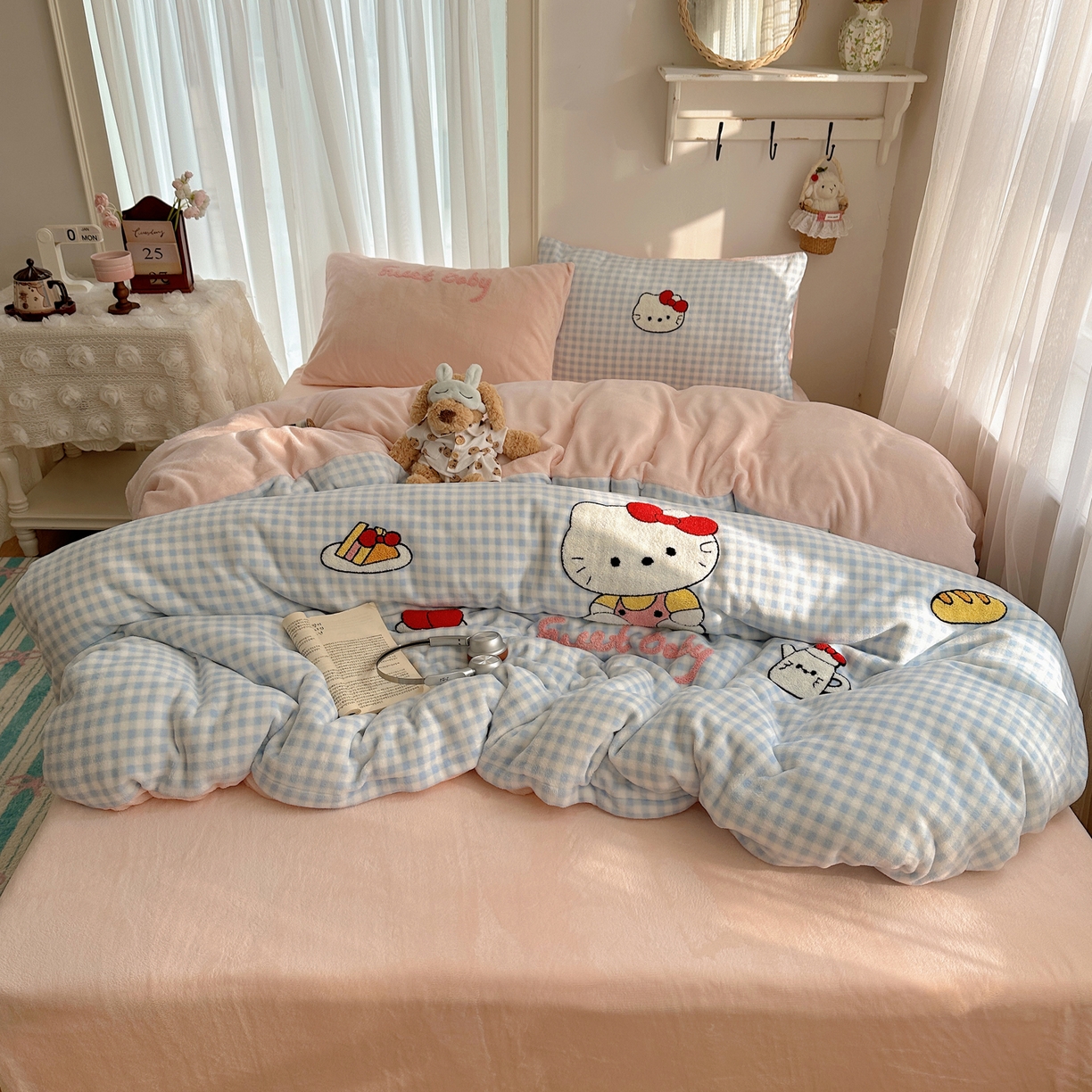 91家纺网 家纺一手货源 找家纺 韩都家居 2025新款ins毛巾绣猫咪系列加厚牛奶绒四件套 贪吃的猫