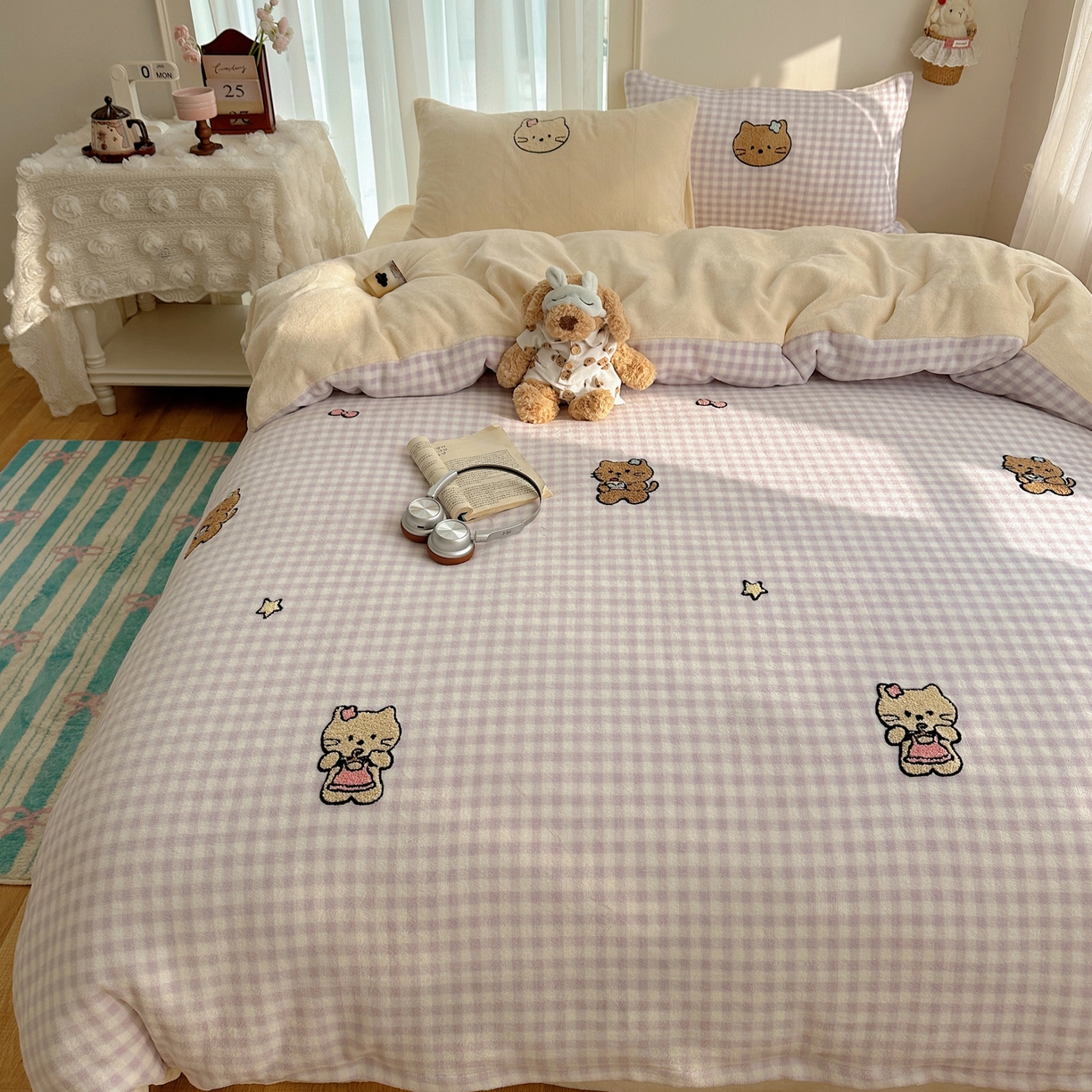 91家纺网 家纺一手货源 找家纺 韩都家居 2025新款ins毛巾绣猫咪系列加厚牛奶绒四件套 猫咪茶会