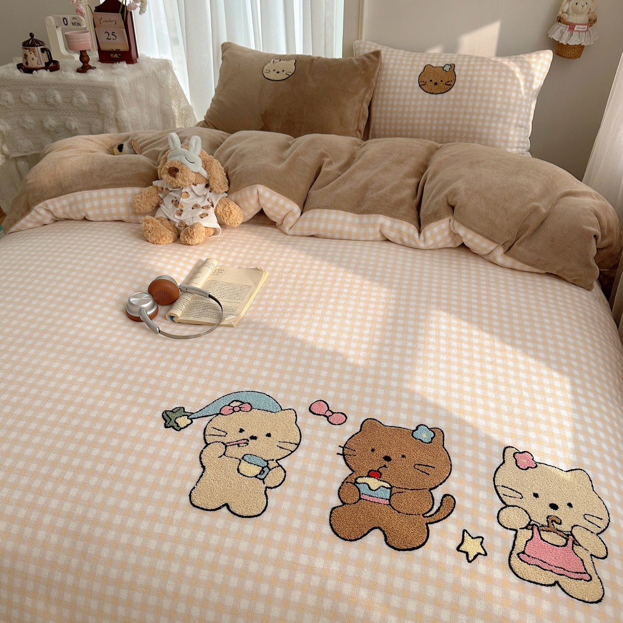 91家纺网 家纺一手货源 找家纺 韩都家居 2025新款ins毛巾绣猫咪系列加厚牛奶绒四件套 三只小猫