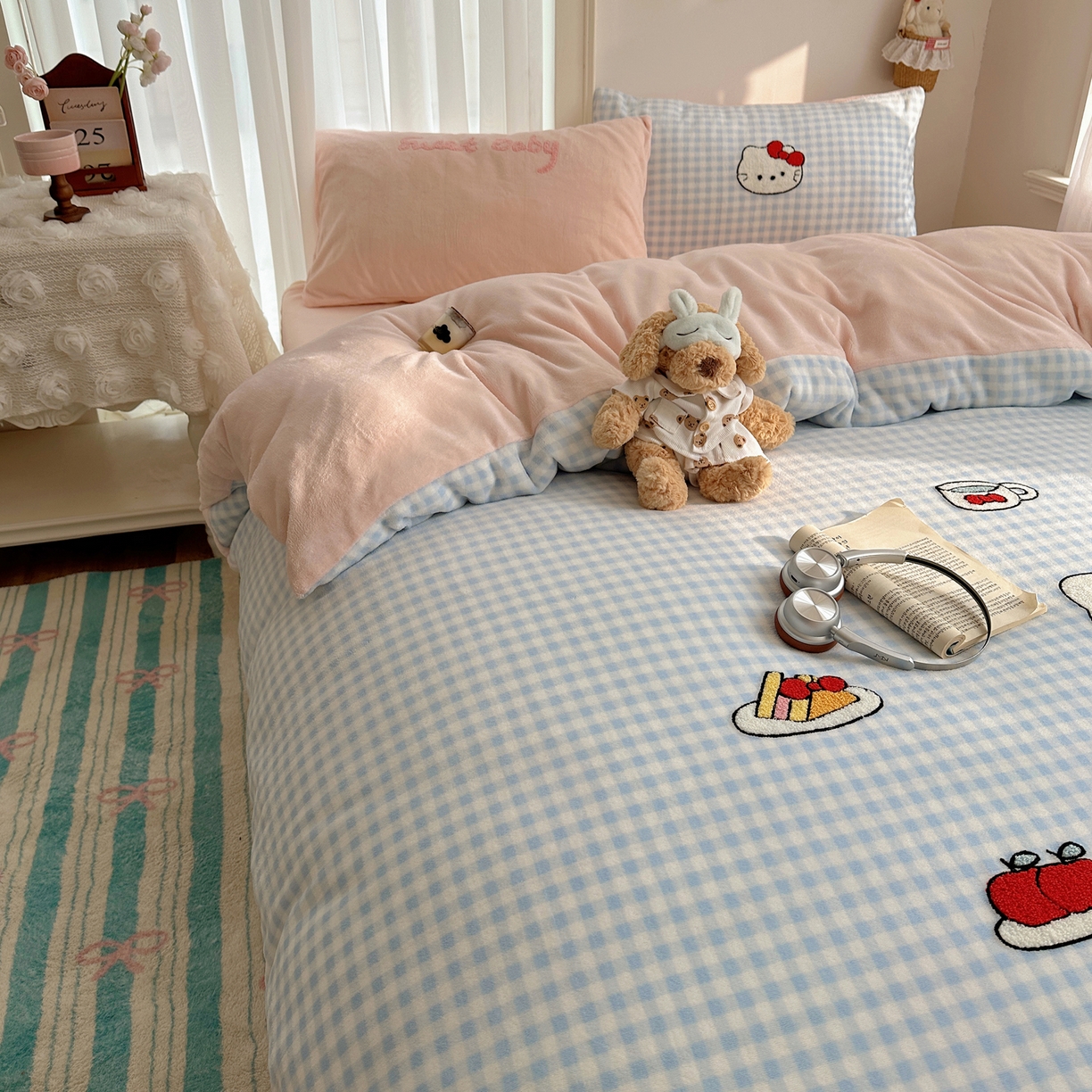 91家纺网 家纺一手货源 找家纺 韩都家居 2025新款ins毛巾绣猫咪系列加厚牛奶绒四件套 贪吃的猫