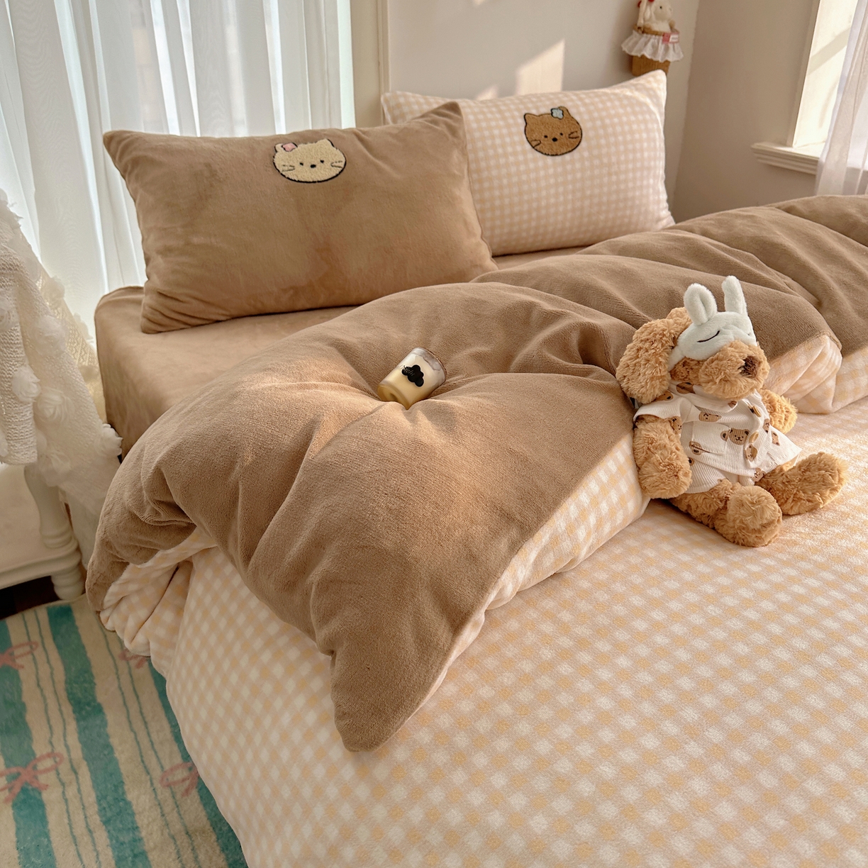 91家纺网 家纺一手货源 找家纺 韩都家居 2025新款ins毛巾绣猫咪系列加厚牛奶绒四件套 三只小猫