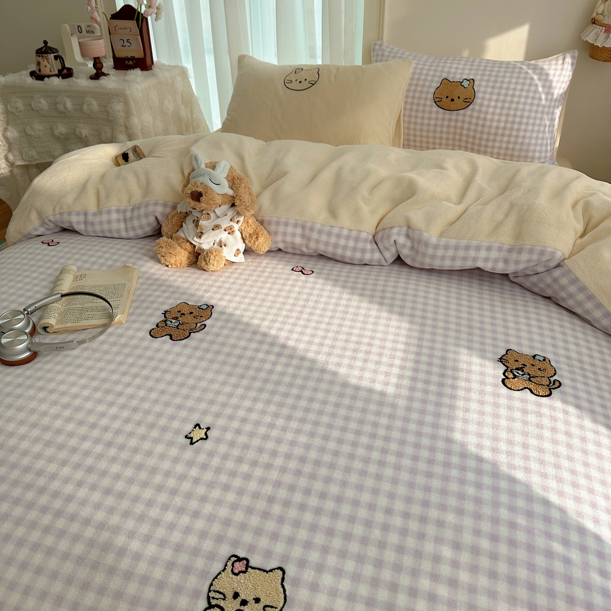 91家纺网 家纺一手货源 找家纺 韩都家居 2025新款ins毛巾绣猫咪系列加厚牛奶绒四件套 猫咪茶会