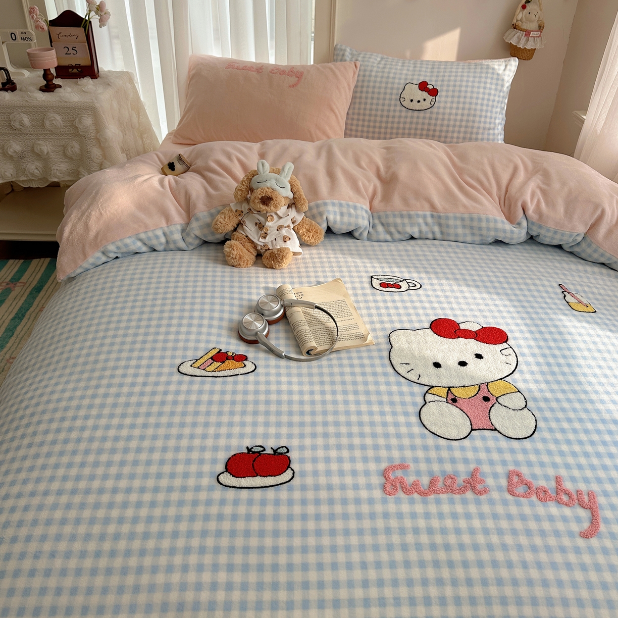 91家纺网 家纺一手货源 找家纺 韩都家居 2025新款ins毛巾绣猫咪系列加厚牛奶绒四件套 贪吃的猫