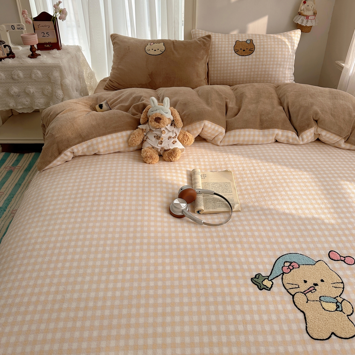 91家纺网 家纺一手货源 找家纺 韩都家居 2025新款ins毛巾绣猫咪系列加厚牛奶绒四件套 三只小猫