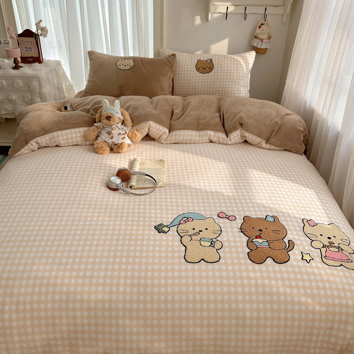 91家纺网 家纺一手货源 找家纺 韩都家居 2025新款ins毛巾绣猫咪系列加厚牛奶绒四件套 三只小猫