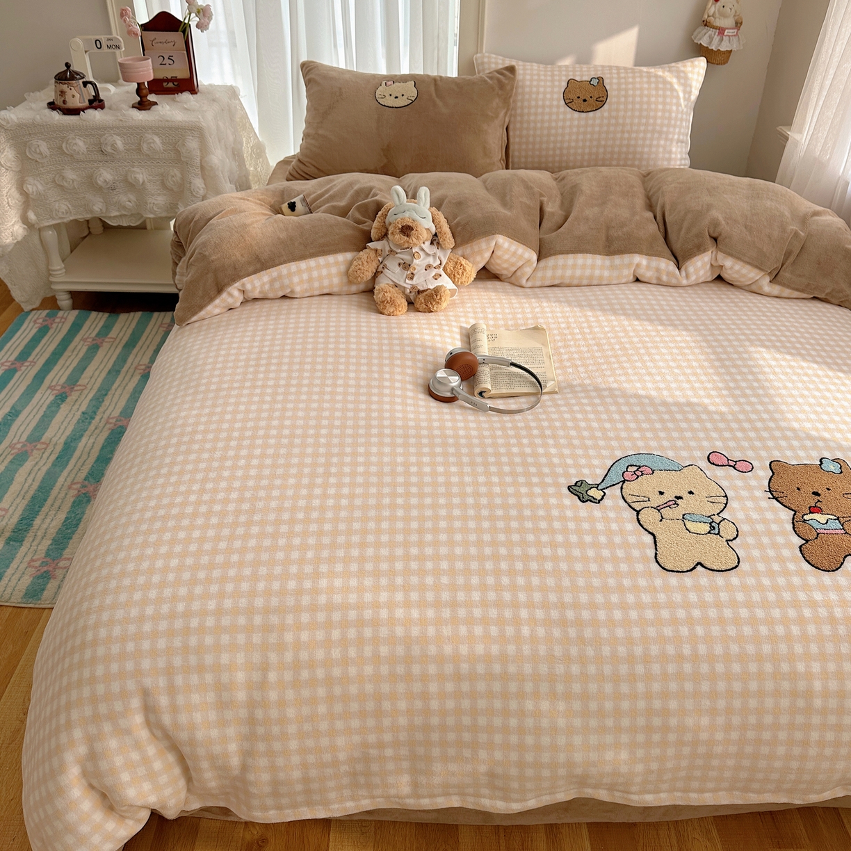 91家纺网 家纺一手货源 找家纺 韩都家居 2025新款ins毛巾绣猫咪系列加厚牛奶绒四件套 三只小猫