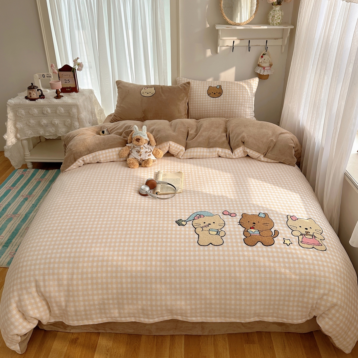 91家纺网 家纺一手货源 找家纺 韩都家居 2025新款ins毛巾绣猫咪系列加厚牛奶绒四件套 三只小猫