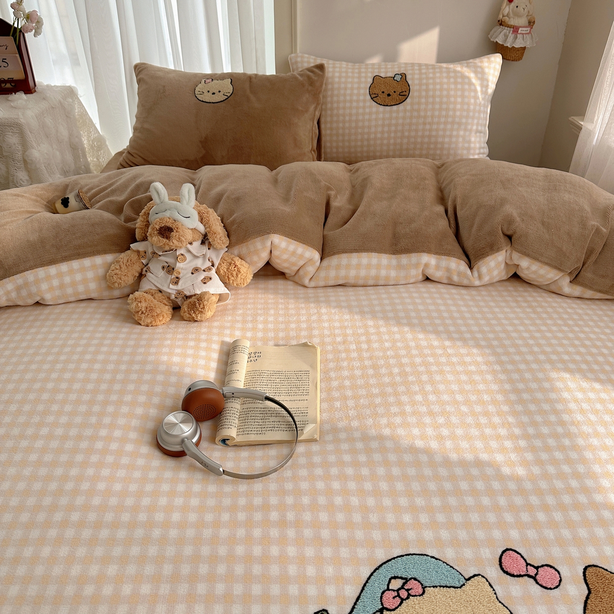 91家纺网 家纺一手货源 找家纺 韩都家居 2025新款ins毛巾绣猫咪系列加厚牛奶绒四件套 三只小猫