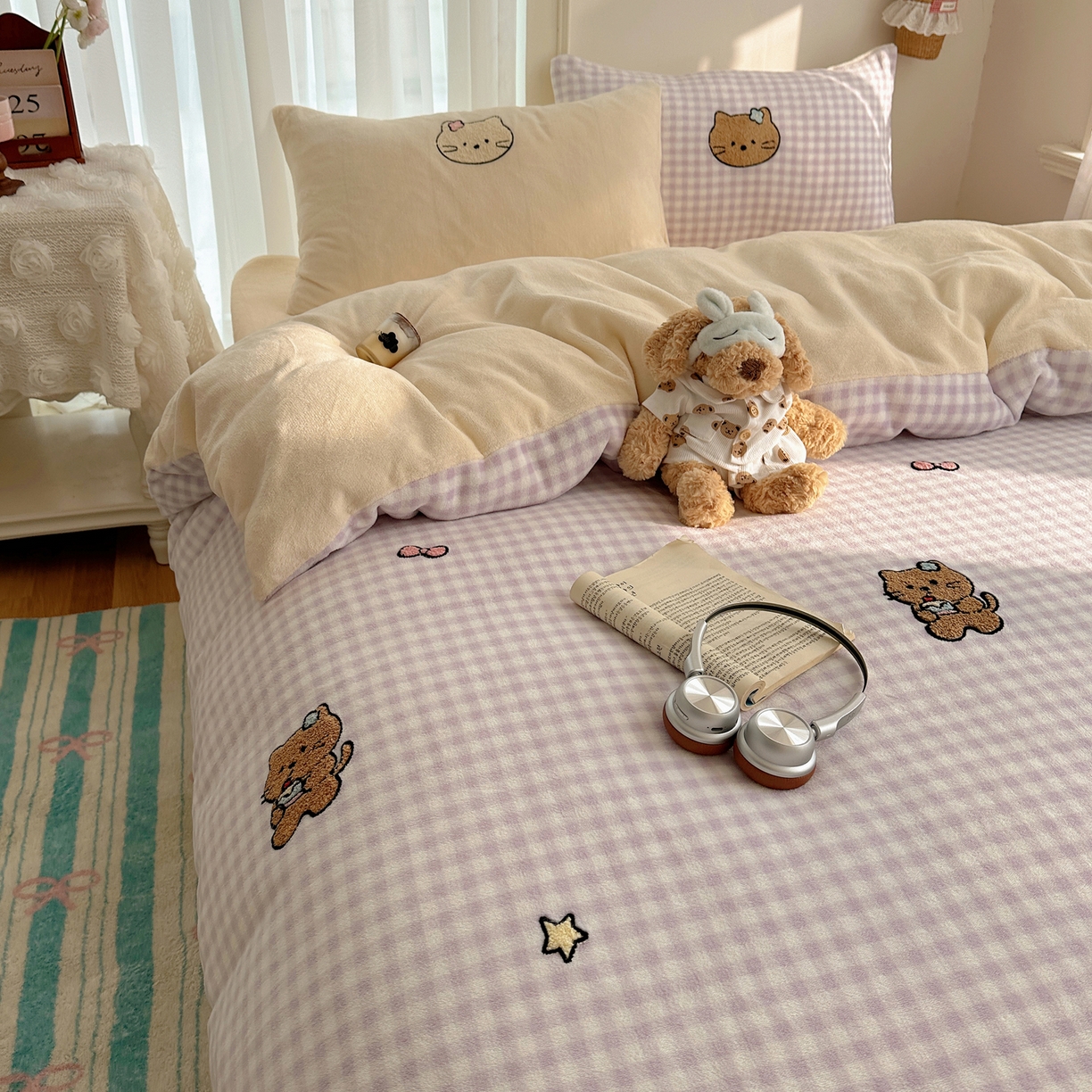 91家纺网 家纺一手货源 找家纺 韩都家居 2025新款ins毛巾绣猫咪系列加厚牛奶绒四件套 猫咪茶会