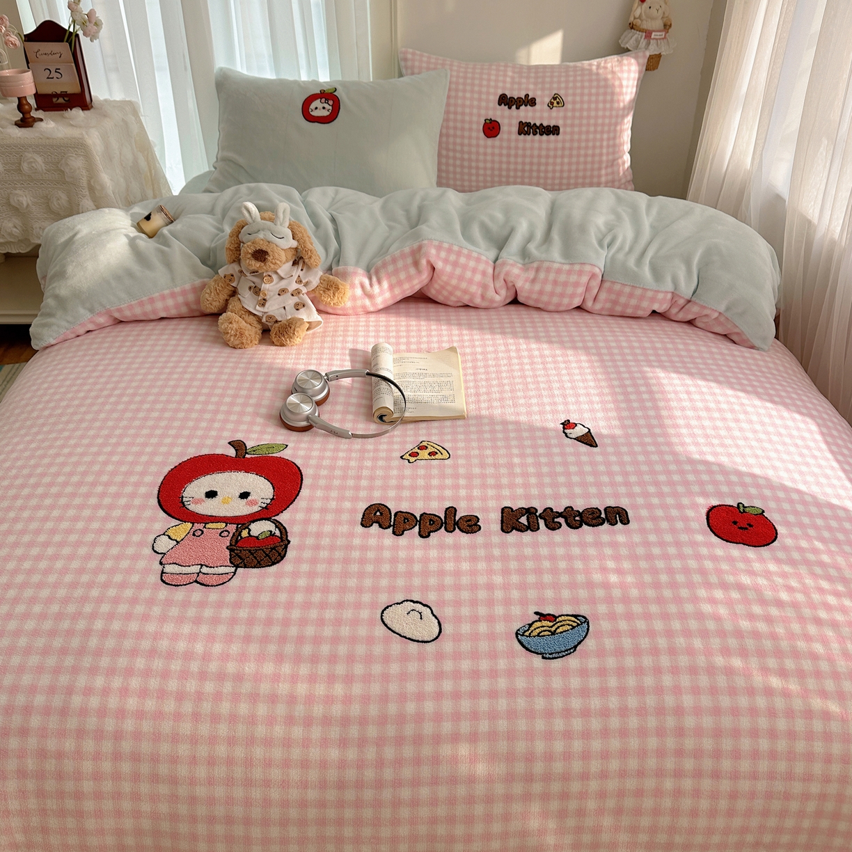 91家纺网 家纺一手货源 找家纺 韩都家居 2025新款ins毛巾绣猫咪系列加厚牛奶绒四件套 淘气猫咪