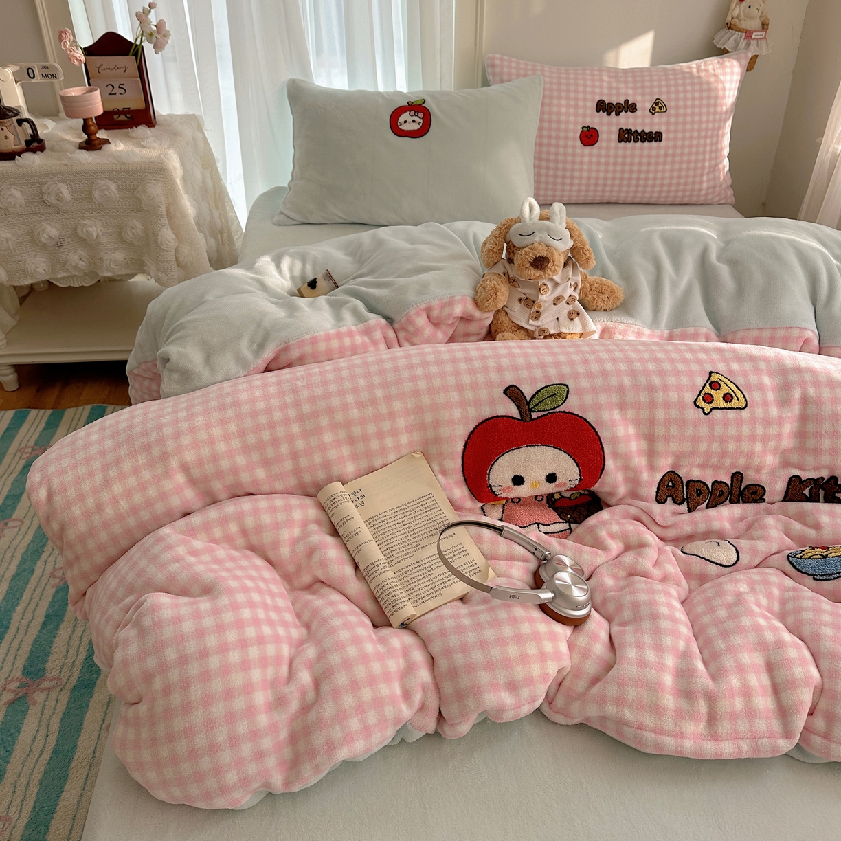 91家纺网 家纺一手货源 找家纺 韩都家居 2025新款ins毛巾绣猫咪系列加厚牛奶绒四件套 淘气猫咪