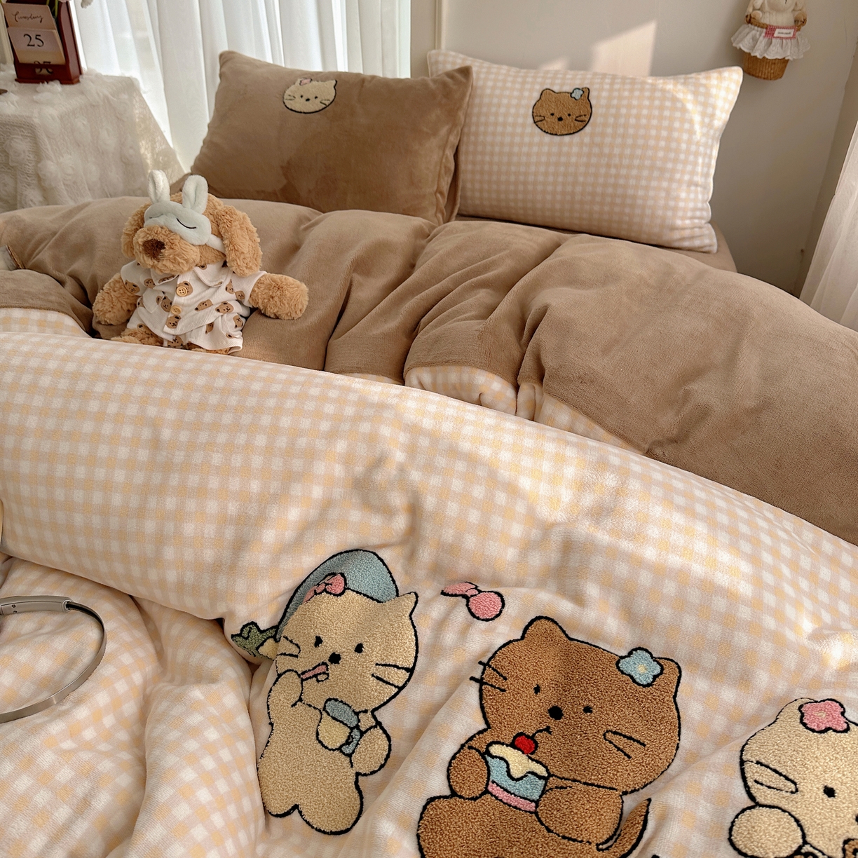 91家纺网 家纺一手货源 找家纺 韩都家居 2025新款ins毛巾绣猫咪系列加厚牛奶绒四件套 三只小猫