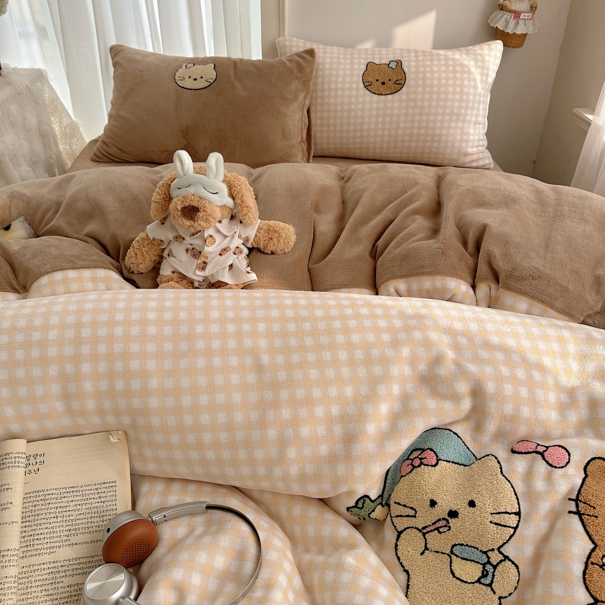 91家纺网 家纺一手货源 找家纺 韩都家居 2025新款ins毛巾绣猫咪系列加厚牛奶绒四件套 三只小猫