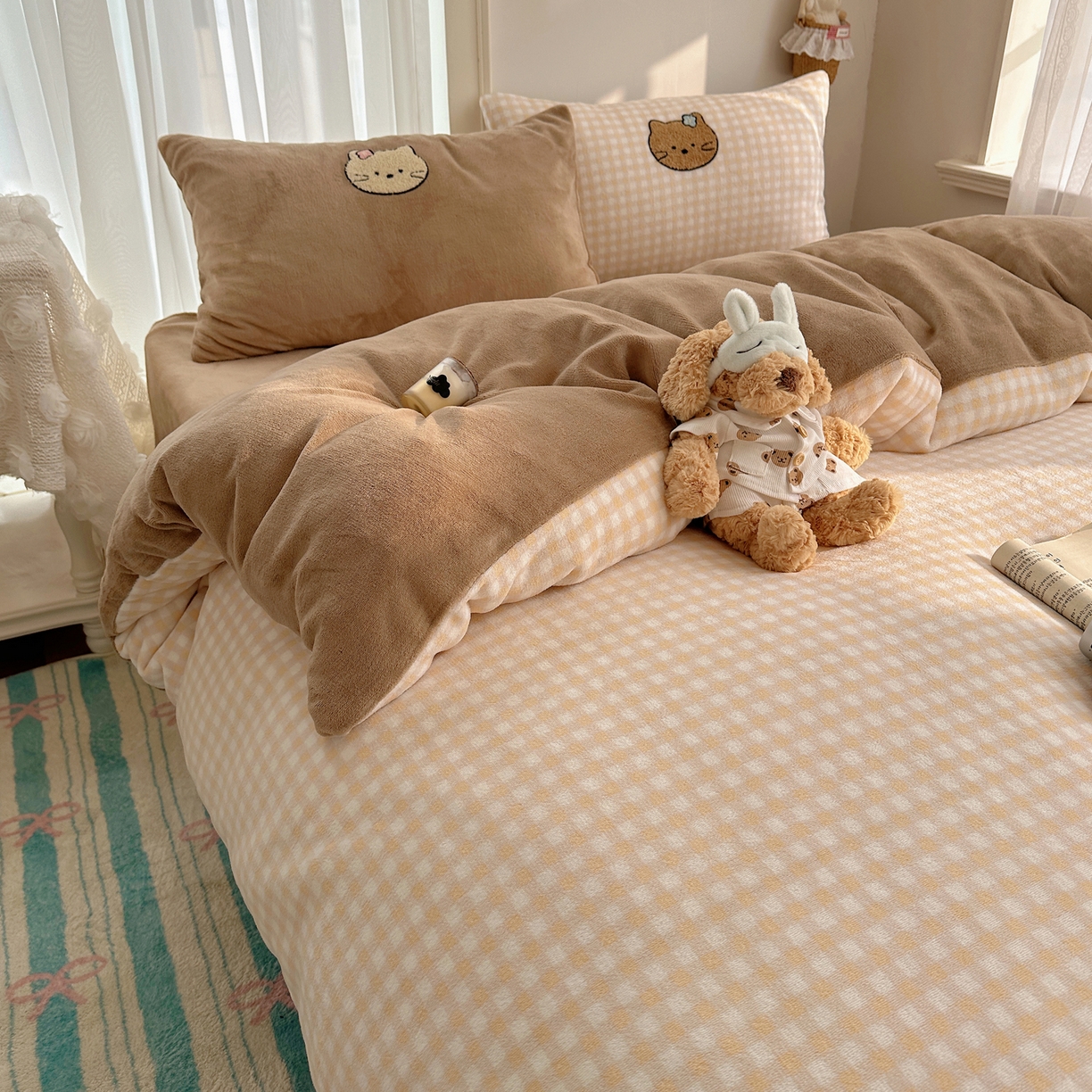 91家纺网 家纺一手货源 找家纺 韩都家居 2025新款ins毛巾绣猫咪系列加厚牛奶绒四件套 三只小猫