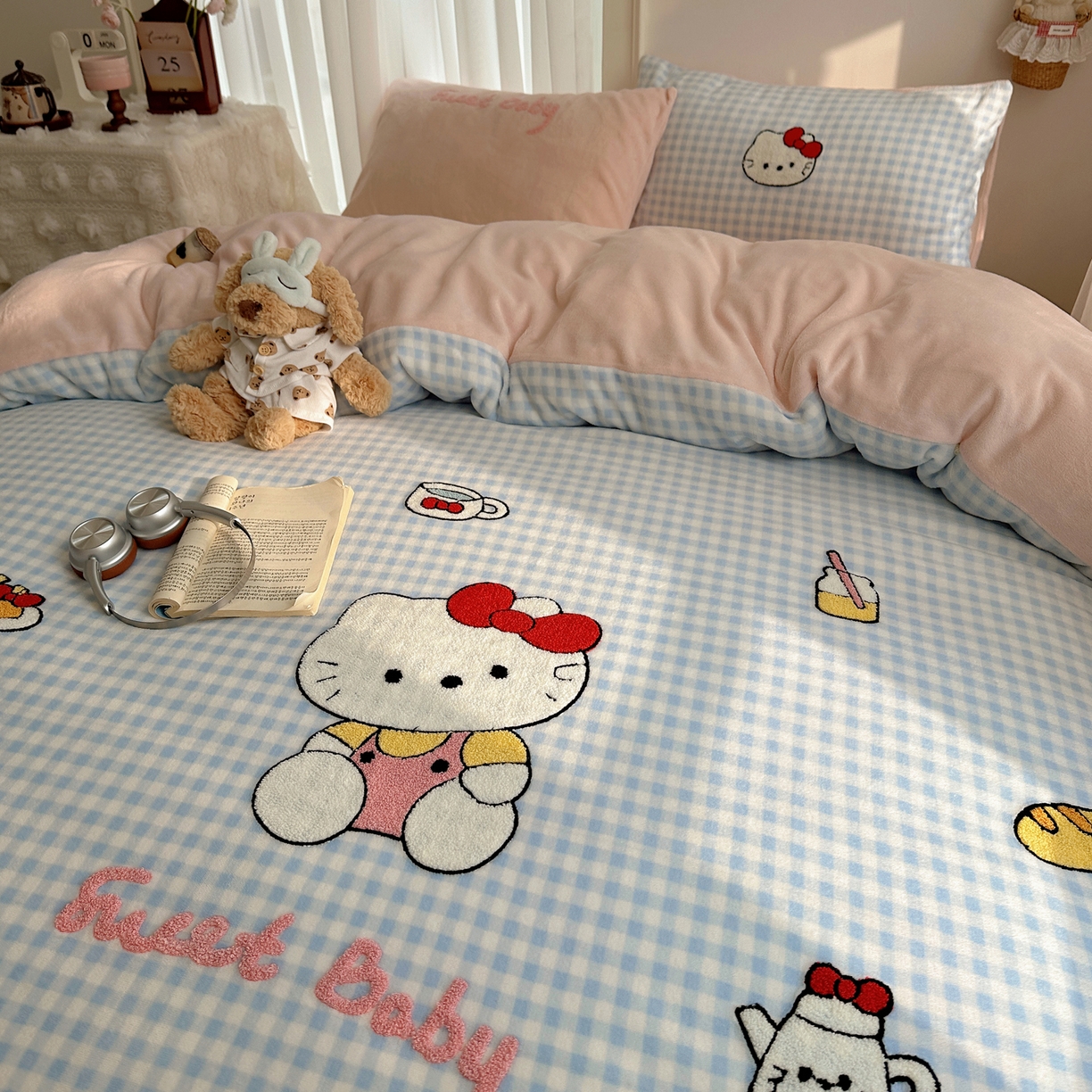 91家纺网 家纺一手货源 找家纺 韩都家居 2025新款ins毛巾绣猫咪系列加厚牛奶绒四件套 贪吃的猫