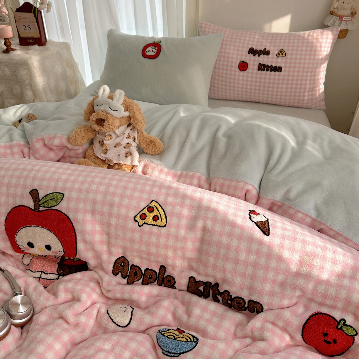 91家纺网 家纺一手货源 找家纺 韩都家居 2025新款ins毛巾绣猫咪系列加厚牛奶绒四件套 淘气猫咪