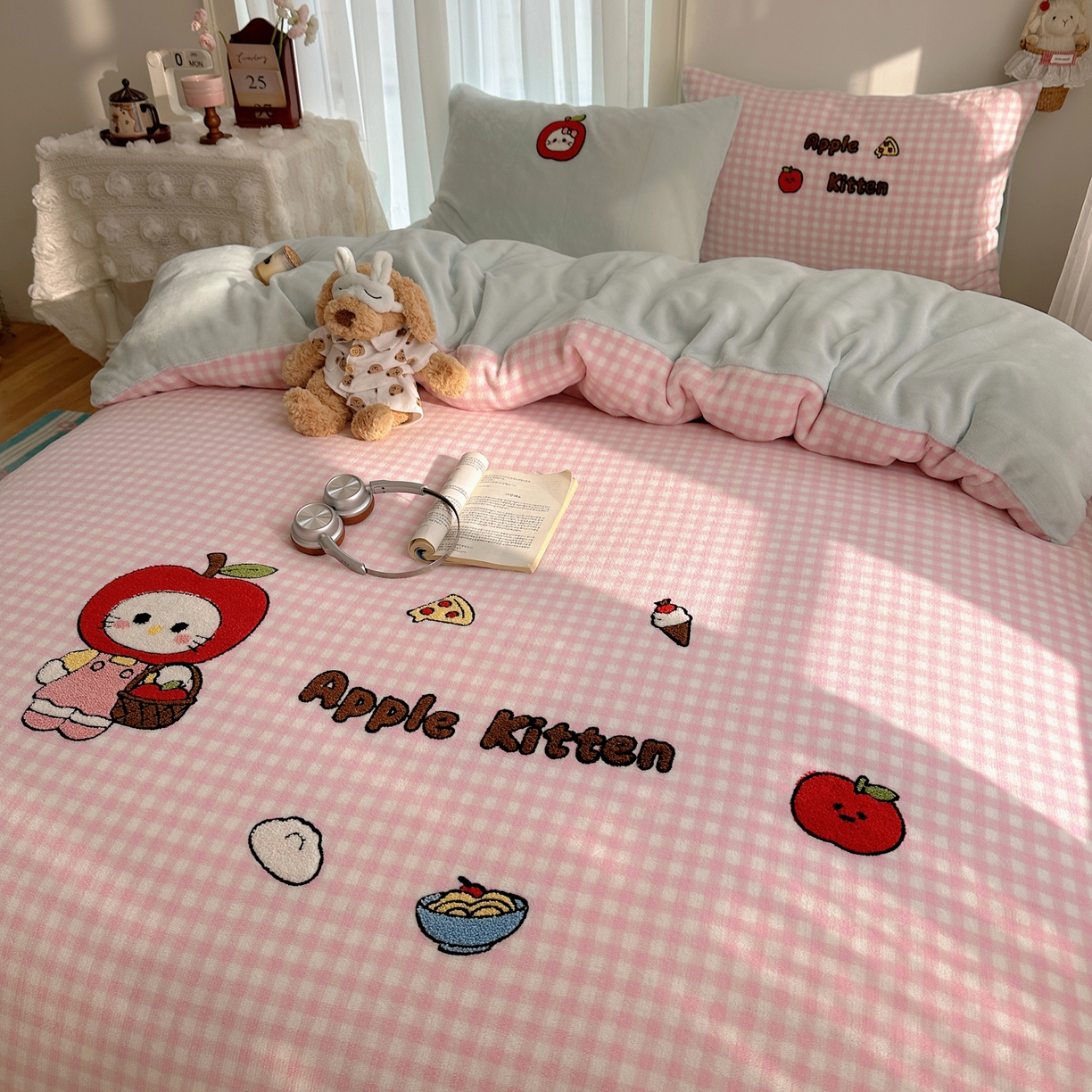 91家纺网 家纺一手货源 找家纺 韩都家居 2025新款ins毛巾绣猫咪系列加厚牛奶绒四件套 淘气猫咪